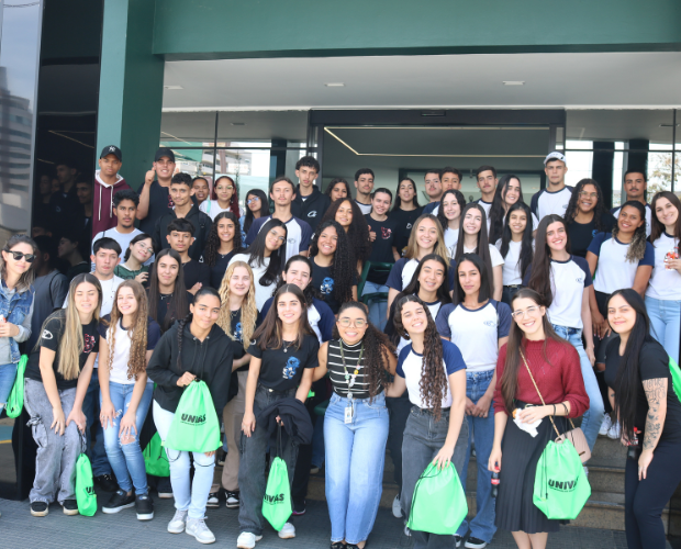 Alunos do Ensino Mdio de Estiva visitam Unidade Central da Univs